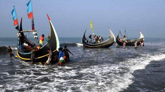 ৪ সমুদ্রবন্দর থেকে সতর্ক সংকেত নামলো