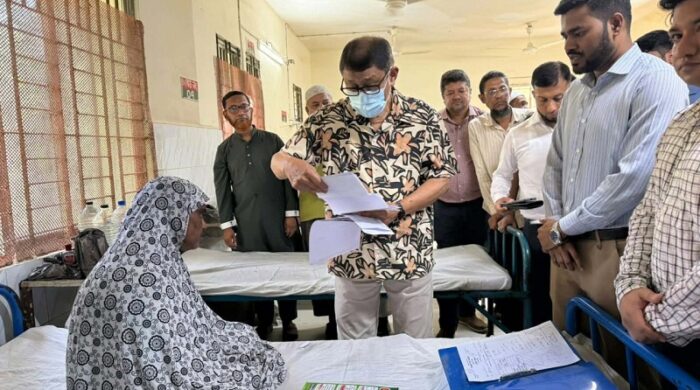হাসপাতালে স্বাস্থ্যমন্ত্রীর আকস্মিক পরিদর্শন, ৫ চিকিৎসকের বিরুদ্ধে ব্যবস্থার নির্দেশ