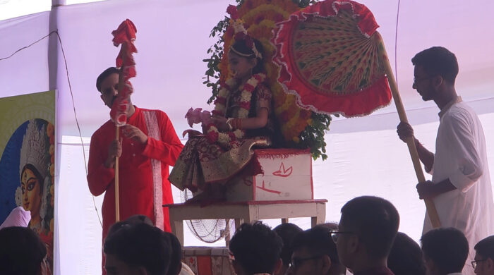 মণ্ডপে মণ্ডপে কুমারী পূজা, ভক্ত-পূজারীদের ভিড়