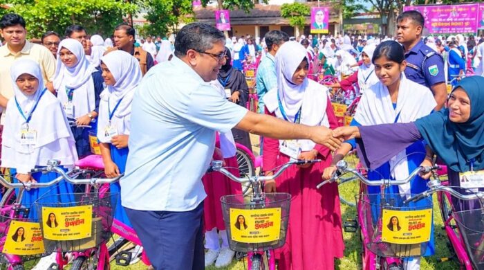 জাইমা রহমানের জন্মদিনে ৫৪৮ ছাত্রীকে বাইসাইকেল দিলেন মীর শাহে আলম