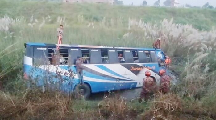 মুন্সিগঞ্জে নিয়ন্ত্রণ হারিয়ে খাদে বাস, নিহত ৩
